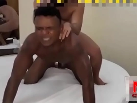 O cafuçu de programa levando pica