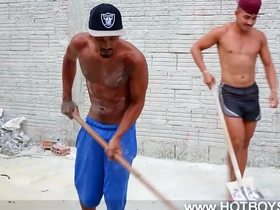 Penetrando um cuzinho apertado na obra