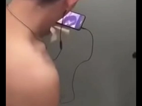 Pego no flagra batendo punheta
