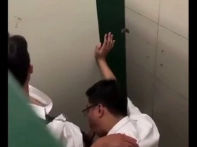 Chuyện wc kế bên